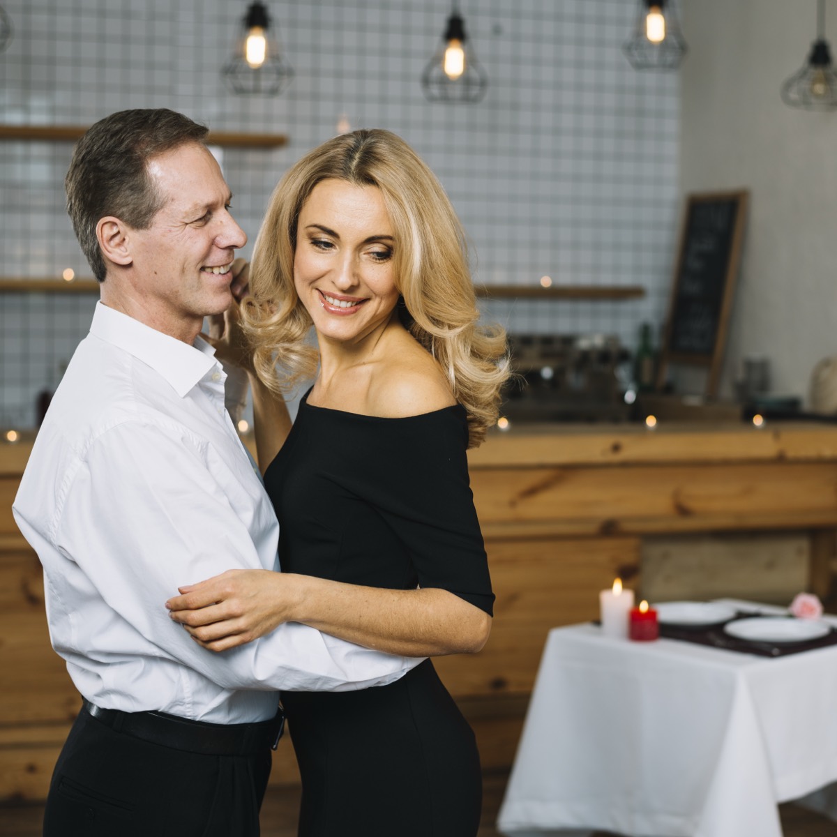 Pareja elegante en Madrid para una guia local de sugar dating