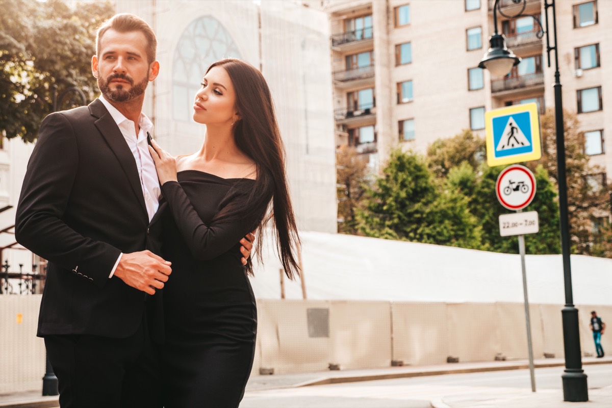 Pareja elegante en una calle española para ilustrar sugar dating en España